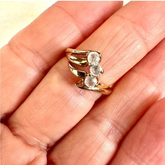 Gold tone rhinestone ring - Picture 2 of 7